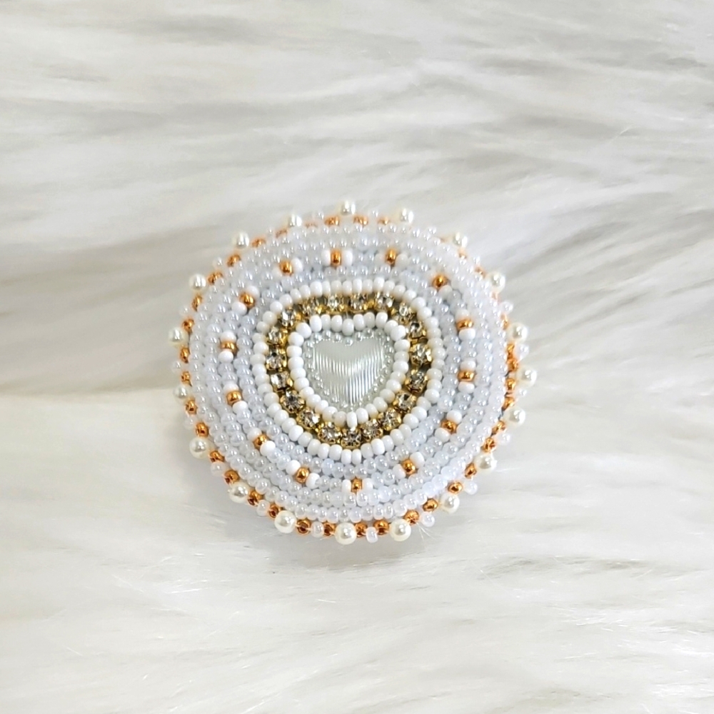 Elegant White and Gold Beaded Heart Phone Grip